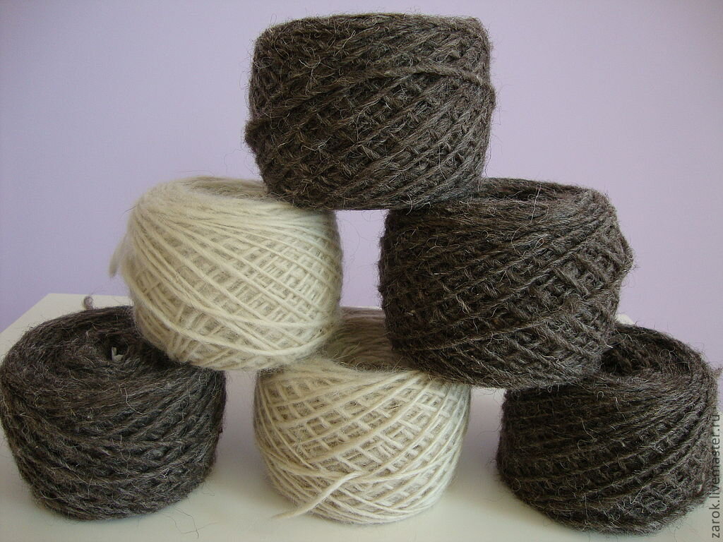 Овечья шерсть — один из самых распространенных видов шерсти. Как правило, под названием «шерсть» имеется в виду именно шерсть овец. Встречается как в чистом виде, так с примесью других волокон. Овечья шерсть делится на несколько видов, которые различаются по толщине волоса. Шерсть может быть различной степени мягкости в зависимости от породы овец, а также времени года, когда она была собрана – шерсть, получаемая при весенней стрижке мягче.