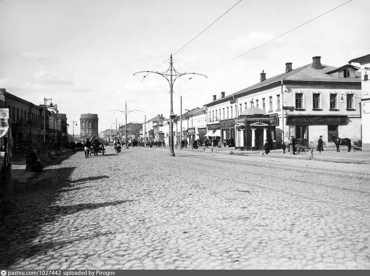 1-я Мещанская улица (проспект Мира) примерно там, где сейчас дом №73 (на снимке слева). Вид в сторону Рижского вокзала и Крестовских водонапорных башен, 1912-1914. Фото Э.В. Готье-Дюфайе. С сайта www.pastvu.com.