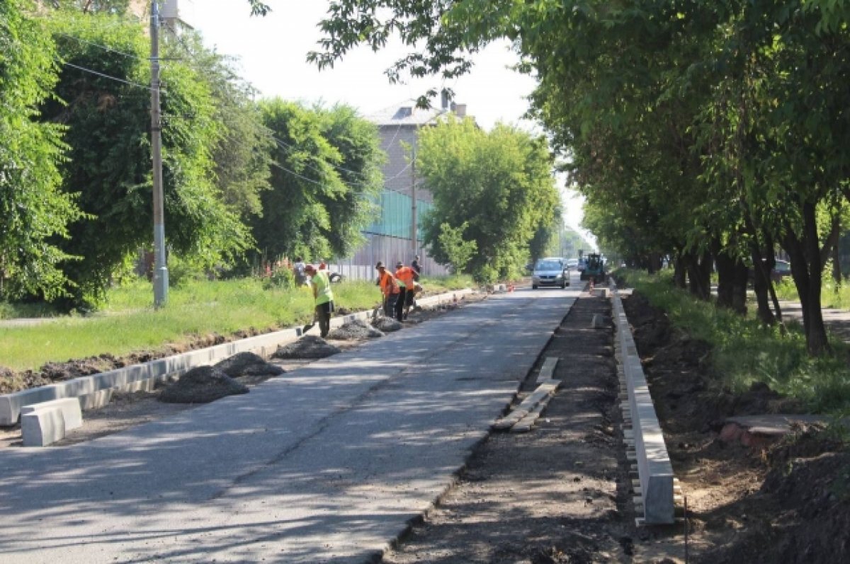    Подрядчик вывел на участок 3 бригады рабочих.