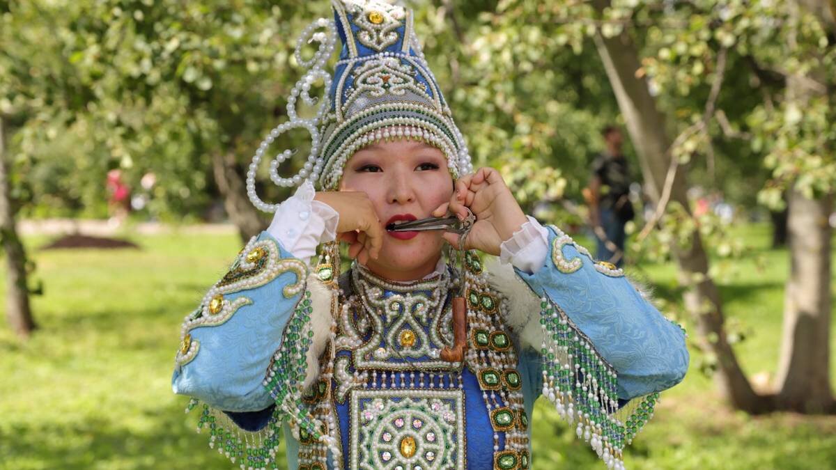    Сахайя Колодезникова играет на варгане / Фото: Анатолий Цымбалюк / Вечерняя Москва