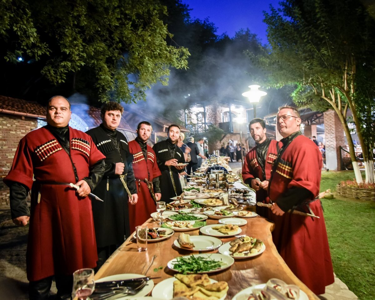 Принять гостя и оказать ему услуги горец считал своим нравственным долгом. 