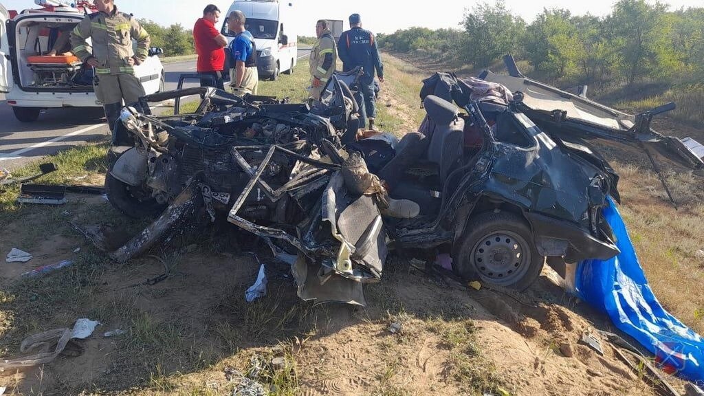     Одна из машин, пострадавших сегодня в аварии в Быковском районе Волгоградской области с 4 погибшими и 3 пострадавшими, принадлежала медицинской службе, сообщает облздрав.