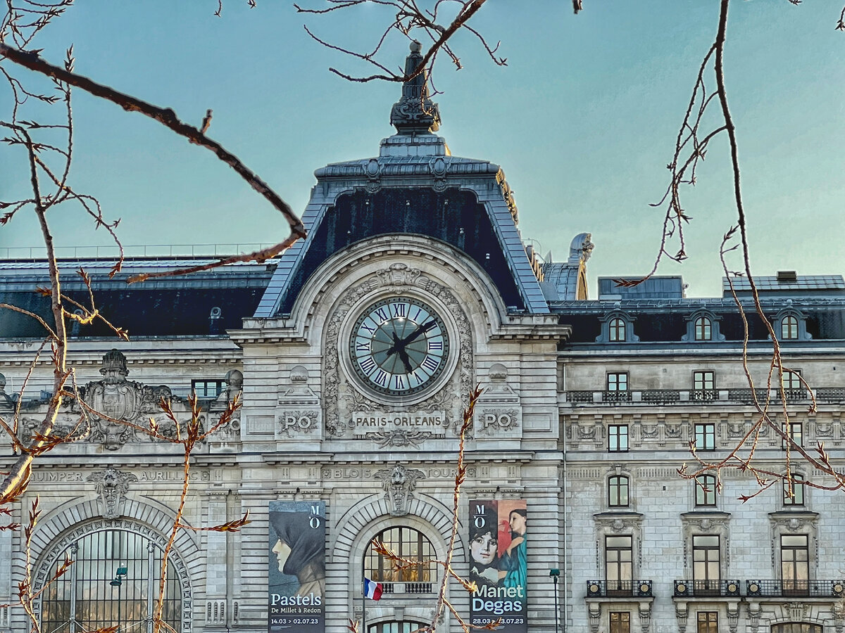 Знаменитые часы музея Орсе, вид снаружи. Фото автора