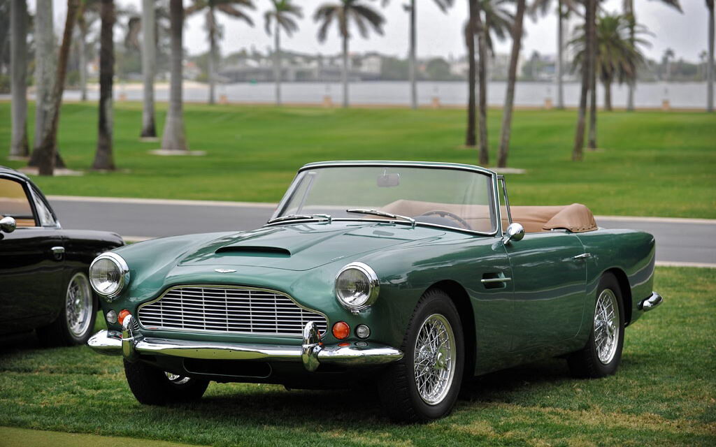 Клиентам из жарких стран Aston Martin предлагал DB4 кабриолет.