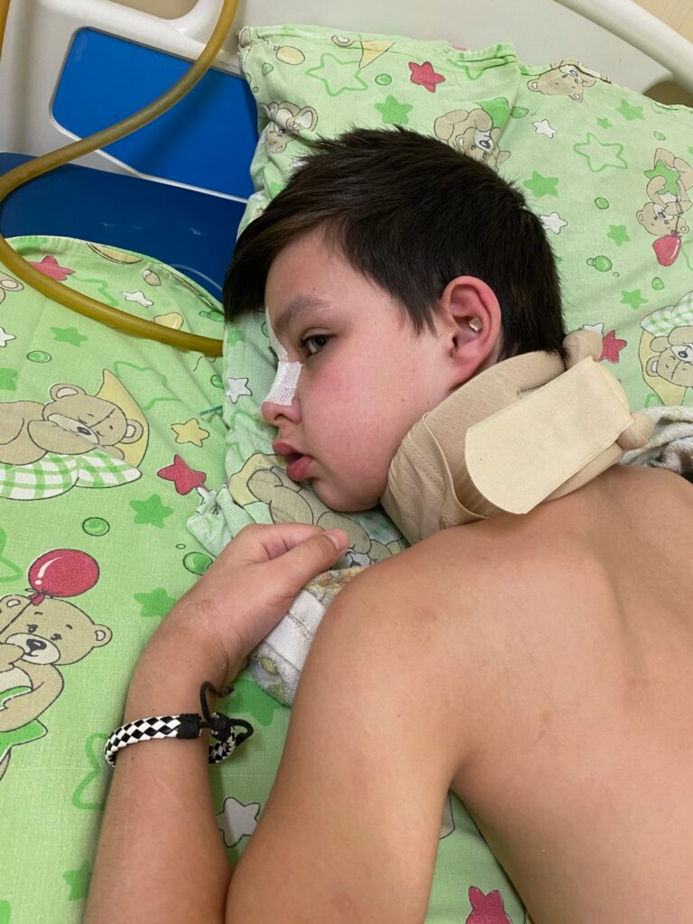 У мальчика палец застрял. Ребенок миша 4 года у мальчика проблемы. Пожарный спасает ребенка. Мальчик запутался. Запутанный человек.