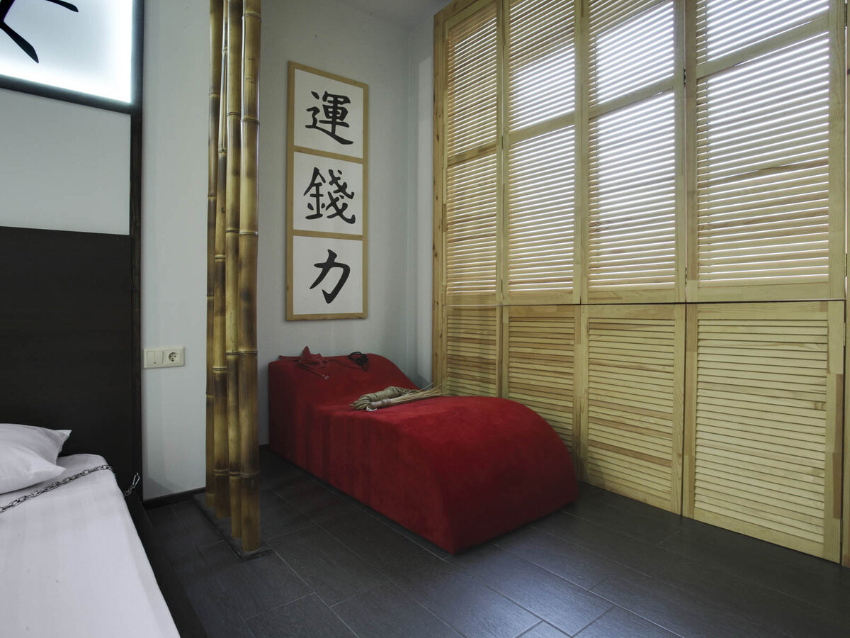 Кресло-волна в номере "Япония" в отеле "Подушкин" на Петровской набережной в Воронеже.