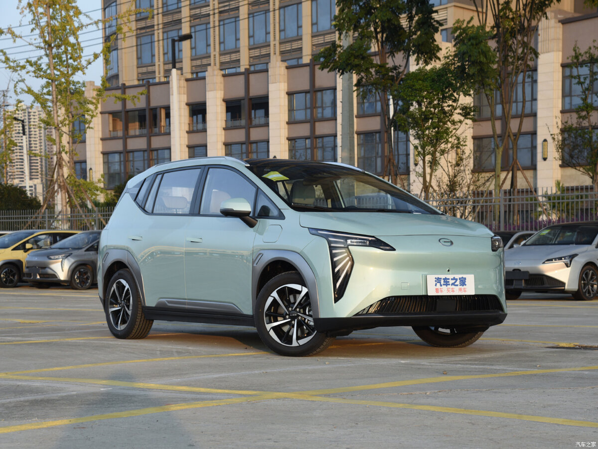 Как правило, для этой категории покупателей предлагают компактные авто или спортивные седаны и купе. 