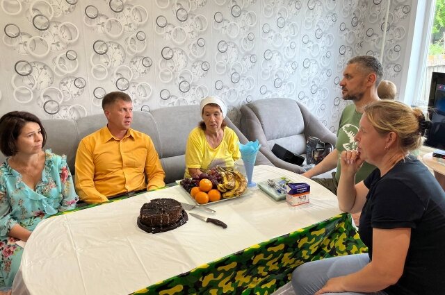    В гостях у семьи Александра Бурлова. Фото: Пресс-служба правительства Забайкальского края