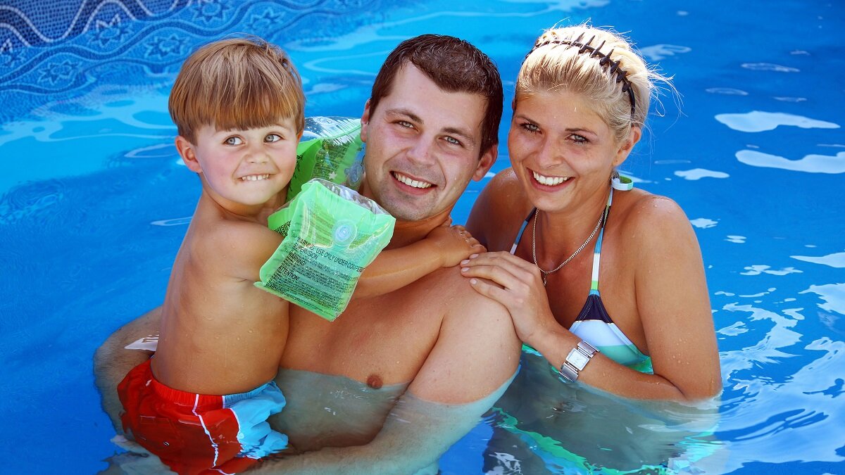    Семья плавает