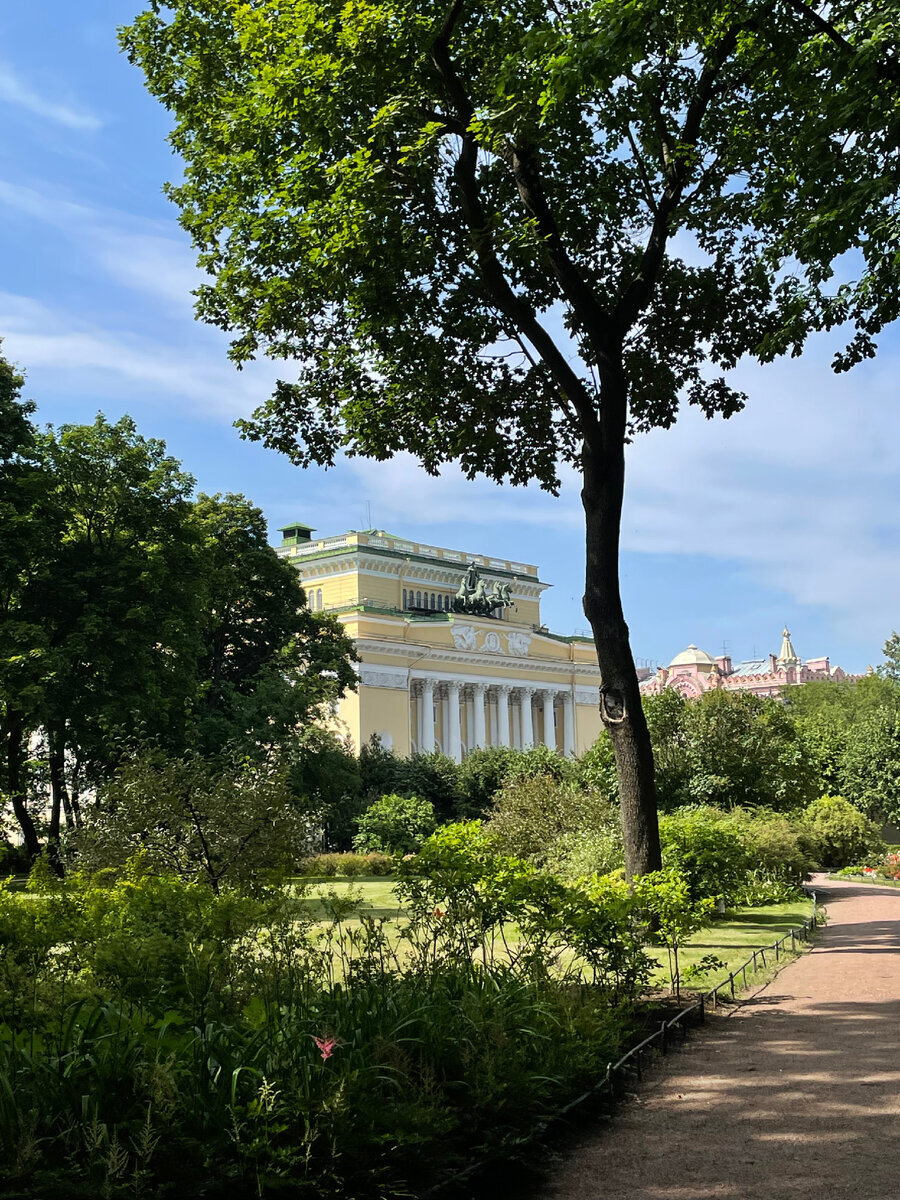 Александрийский театр из Аничкова сада