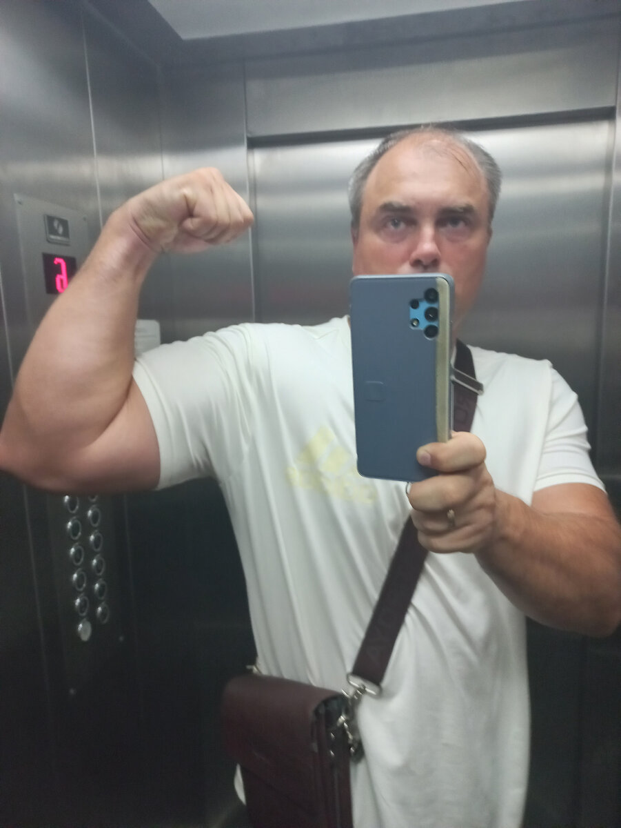 Приятно после продуктивной тренировке посмотреть на результат в зеркало в лифте :)