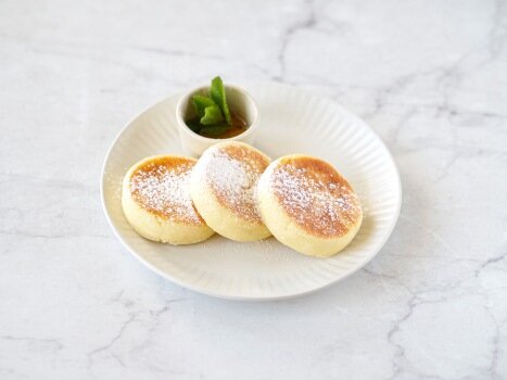 Рецепт сырников из творога с манкой простой и понятный, а ещё очень вкусный. Если вы соблюдаете диету и не используете растительное масло, тогда такие сырники вам точно понравятся. В тесте минимальное количество муки, немного манки, а основная часть - это творог.

Готовятся сырники в духовке, получаются воздушными и очень аппетитными. По такому рецепту можно приготовить сразу много сырников впрок и заморозить. Буквально полчаса, и у вас будут готовы ароматные сырники и несколько готовых завтраков в морозилке.