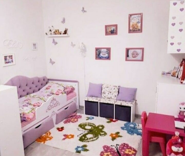 Комнату разделили на 2 зоны стеллажом, в итоге получилась мини детская