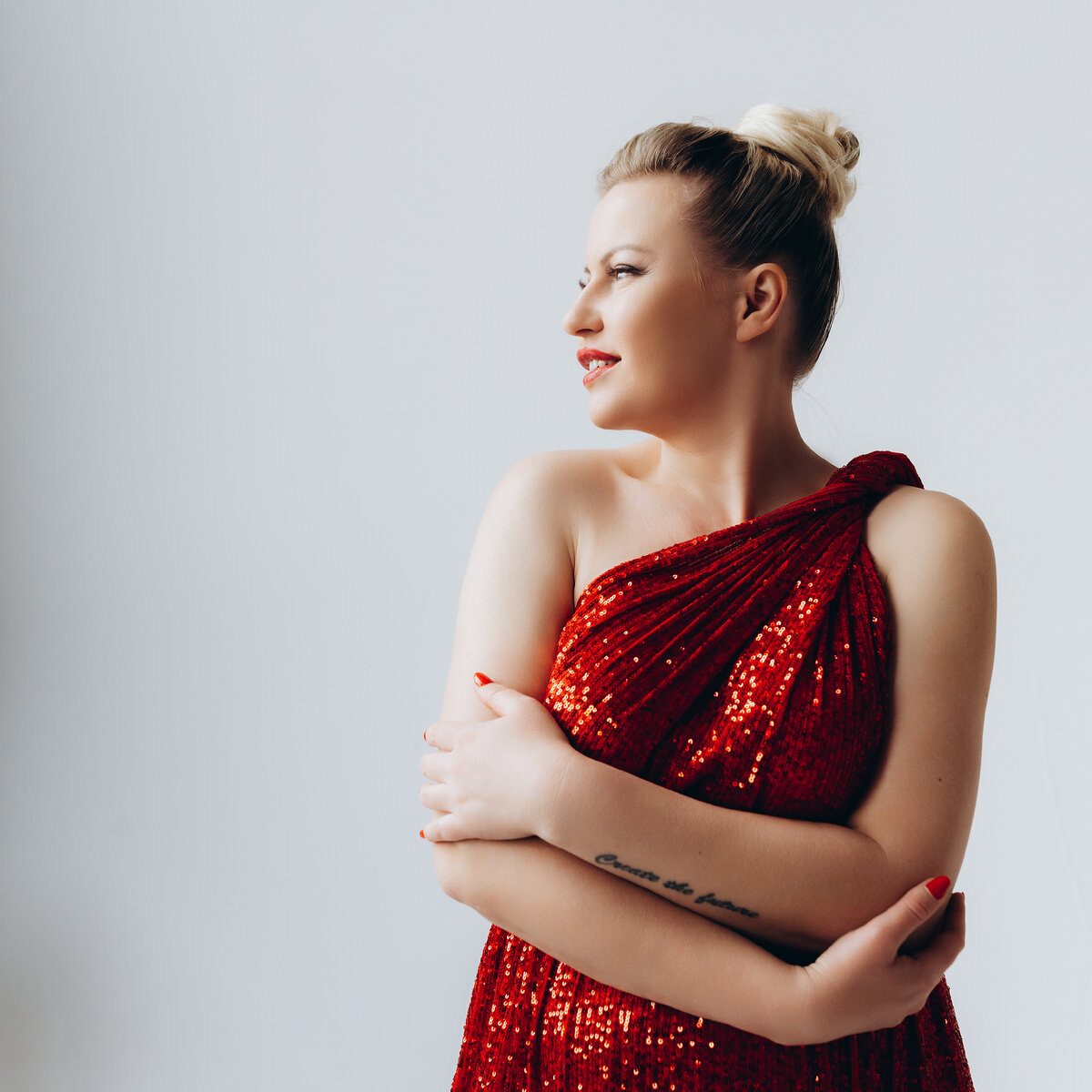 На фото Натали Каролин, платье от бренда Натали Каролин