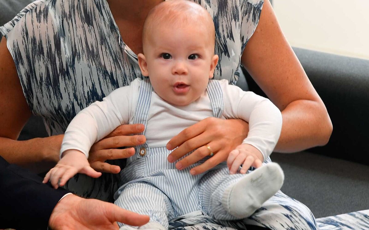 Арчи Харрисон Маунтбеттен-Виндзор в возрасте 6 месяцев в путешествии с родителями в Африке.