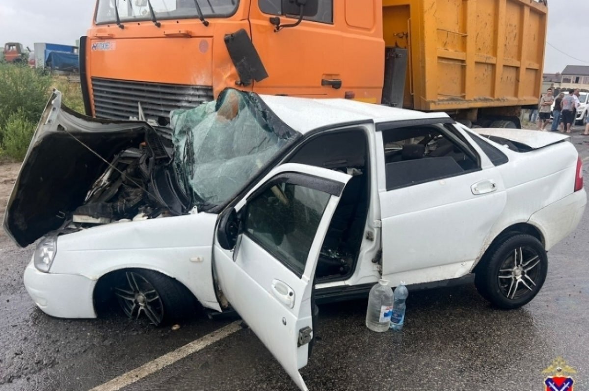    В Волгограде водитель «Лады» влетел под «КамАЗ» на мокром от дождя асфальте