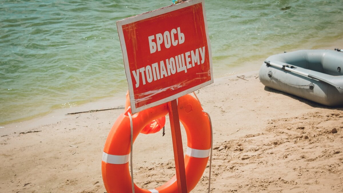     Мужчина утонул в Волгоградской области на турбазе во время отдыха с семьей, сообщает региональное СУ СКР, однако спасти его никто не упел.