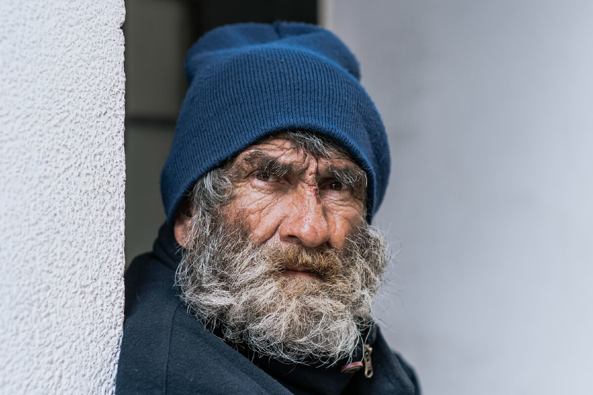 Image by <a href="https://www.freepik.com/free-photo/front-view-homeless-bearded-man_11219269.htm#query=%D0%B1%D0%BE%D0%BC%D0%B6&position=10&from_view=search&track=ais">Freepik</a>