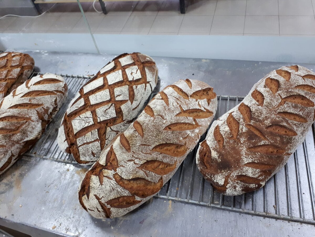 Так выглядит хлеб, который закупают у нас квасники. Вес каждой буханки - 2 кг.