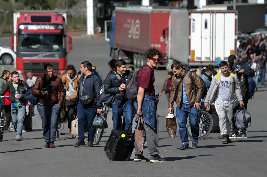 Грузия, группа россиян после пересечения границы, 27 сентября 2022 года. Фото: AP/TASS