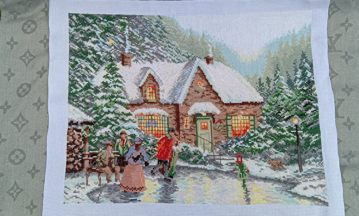 Названия у набора нет,поэтому я назвала его Зимний вечер. Размер готовой работы 35*45 см.
