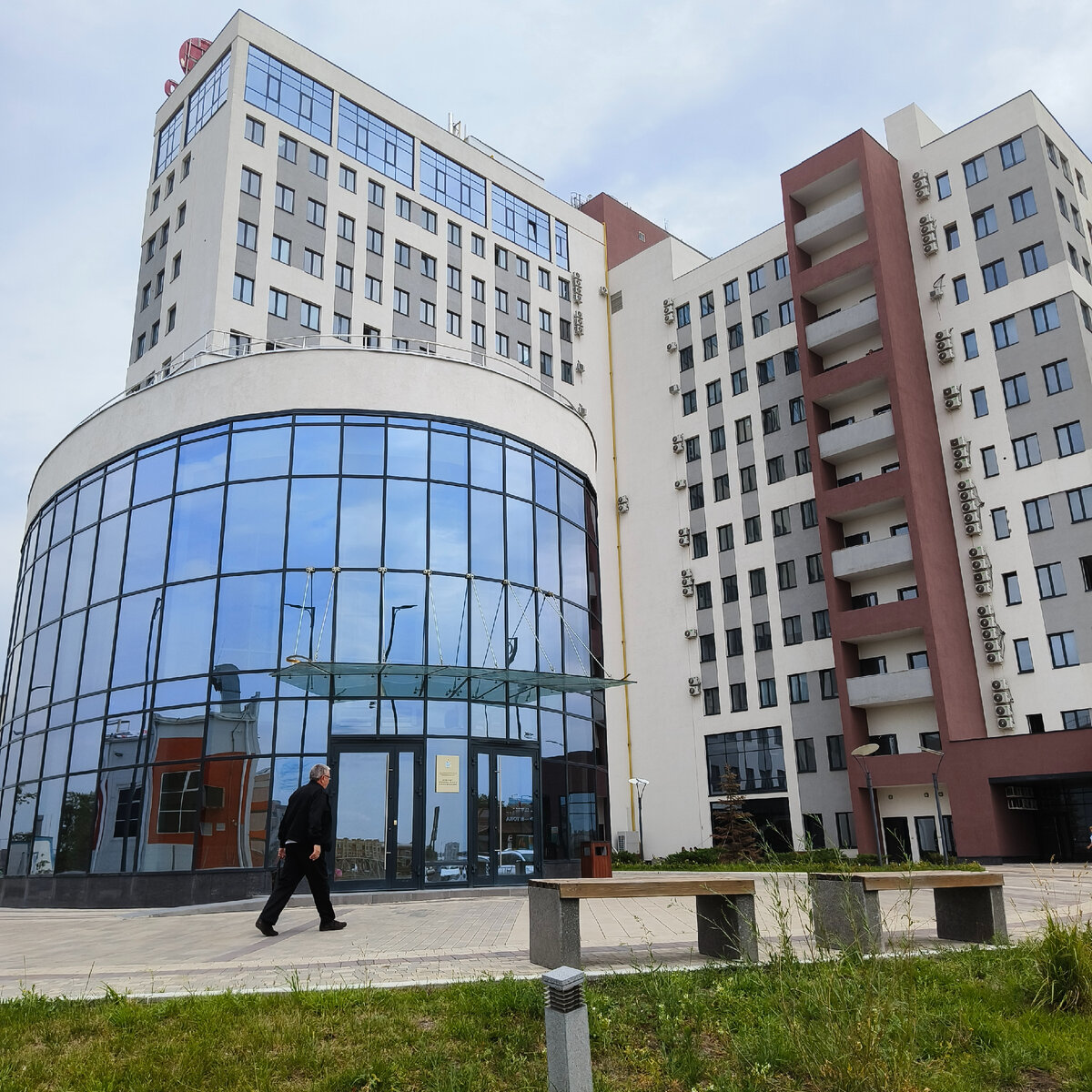 Приехала в это здание. фото автора