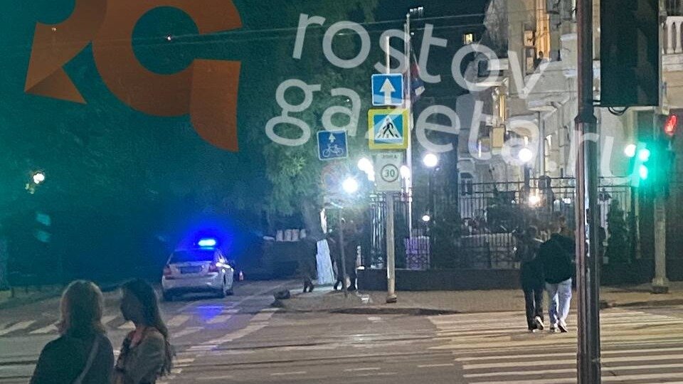     В Ростове-на-Дону возле здания штаба Южного военного округа началось строительство новой стены, сообщает корреспондент RostovGazeta.