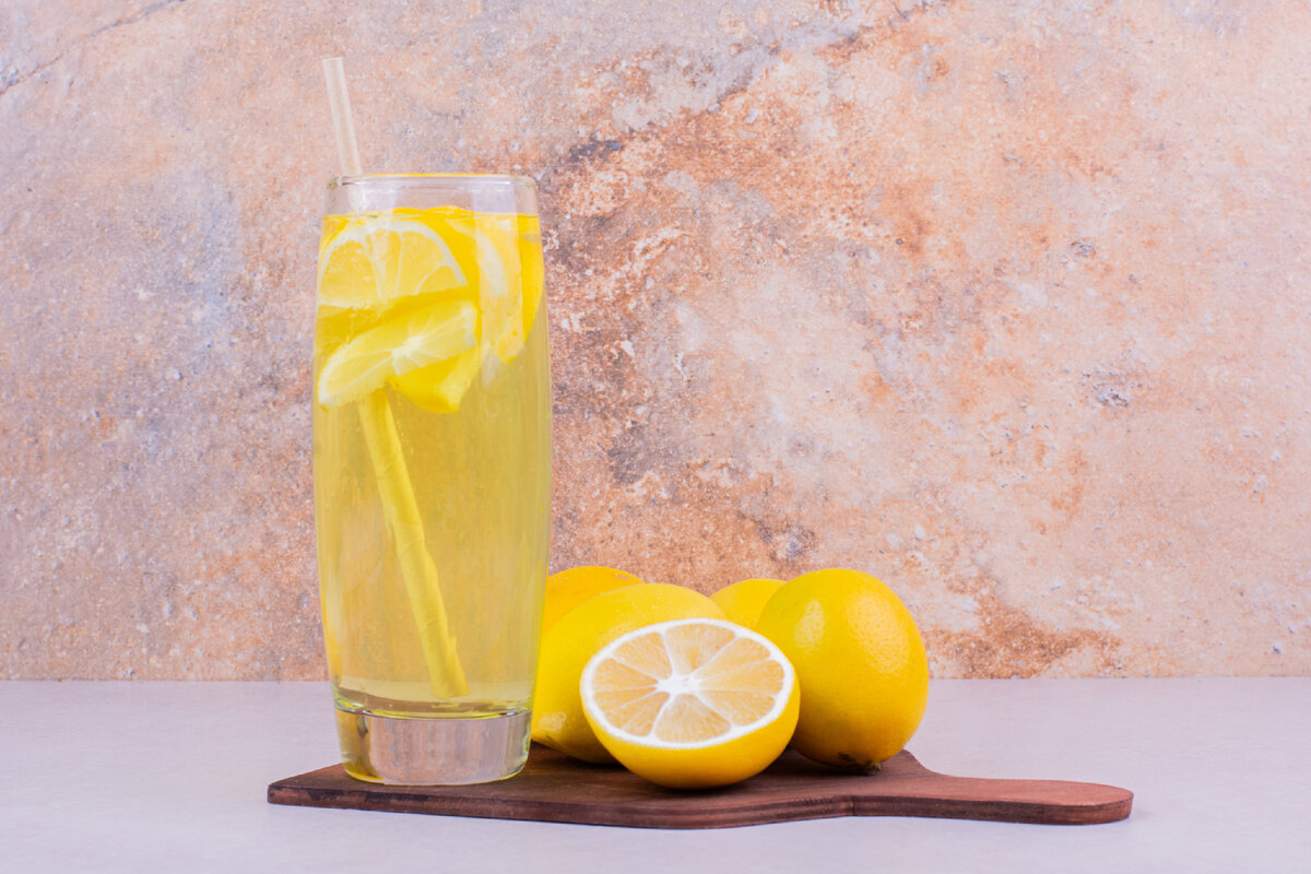 <a href="https://ru.freepik.com/free-photo/yellow-lemons-with-a-glass-of-lemonade_11723565.htm#page=2&query=%D0%BB%D0%B8%D0%BC%D0%BE%D0%BD%D0%B0%D0%B4%20%D0%B2%20%D0%B1%D1%83%D1%82%D1%8B%D0%BB%D0%BA%D0%B5&position=21&from_view=keyword&track=ais">Изображение от azerbaijan_stockers</a> на Freepik