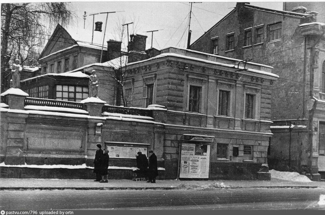 Усадьба на фото 1960-х годов, флигель справа, фото с сайта pastvu.com. Скульптуры утрачены