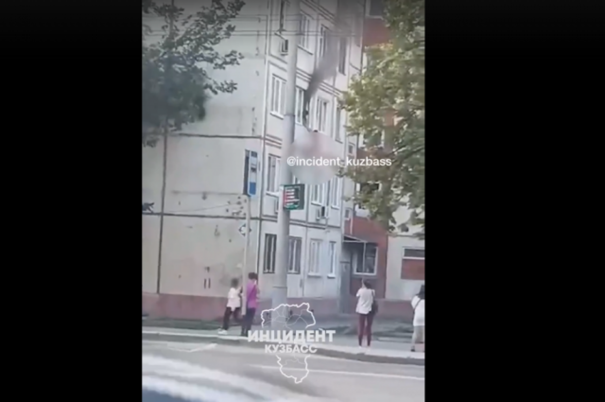    По словам очевидцев, выпавшего из окна мужчину увезли на скорой в сознании.