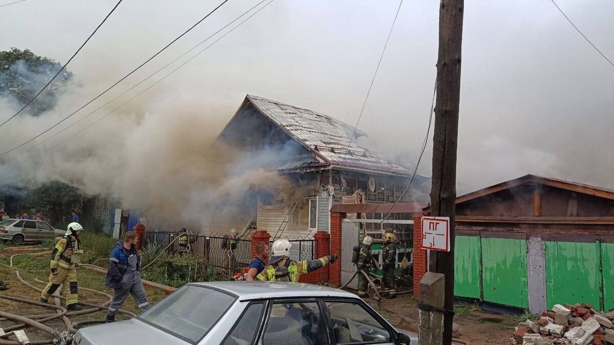     Крупный пожар произошел минувшей ночью в частном доме на улице Богдана Хмельницкого в удмуртской столице. Об этом сообщили в пресс-службе главного управления МЧС по региону.