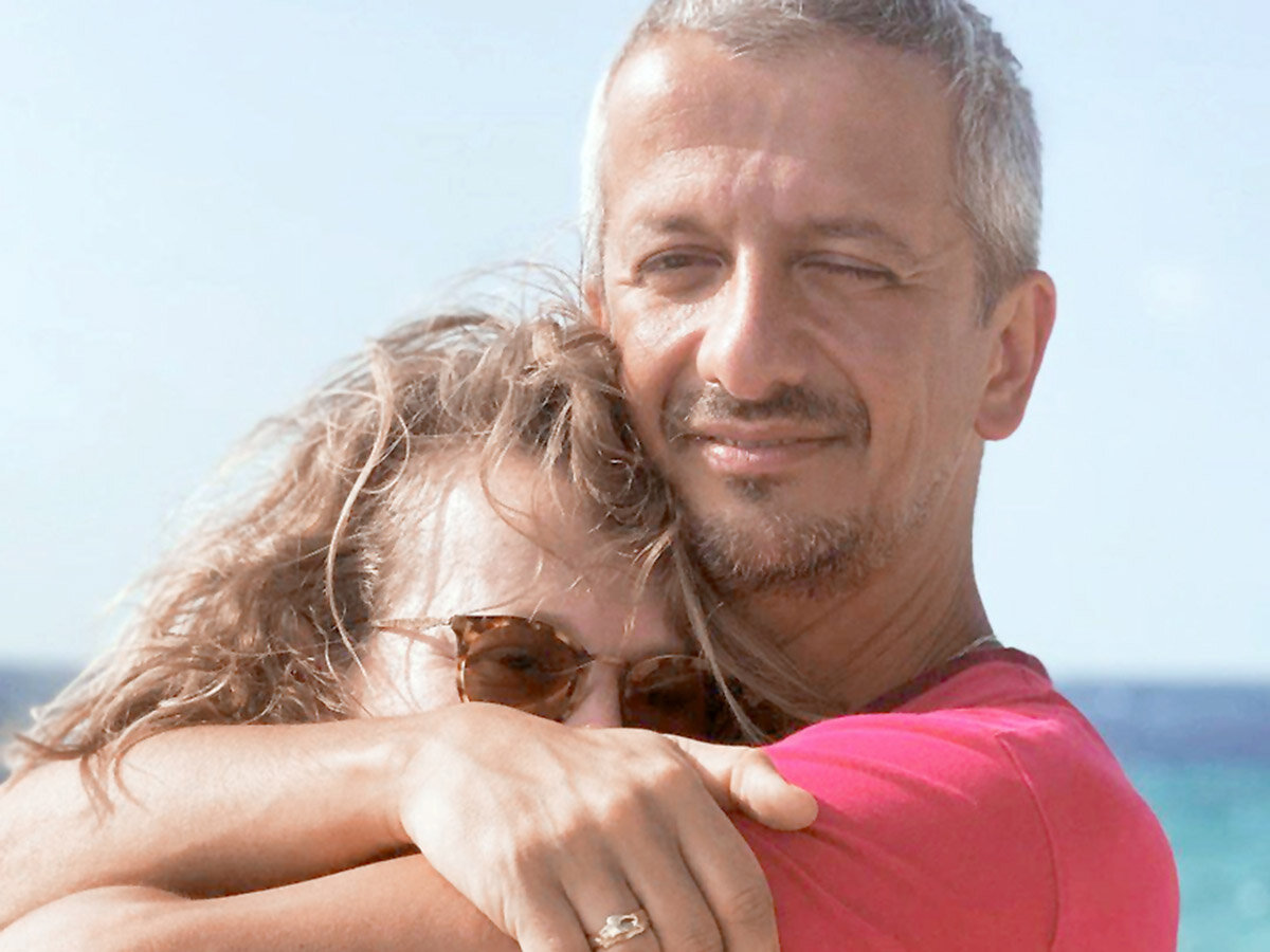 Константин вот так со своей "Барыней", имеет право — супруг, Ксения вся его.