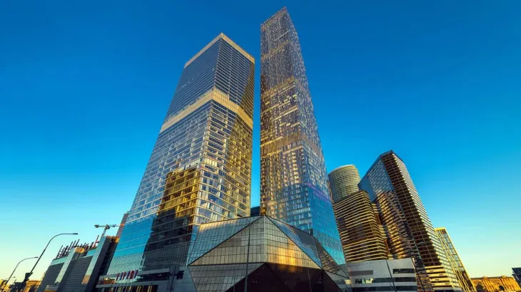 Вид снизу на башни вечером