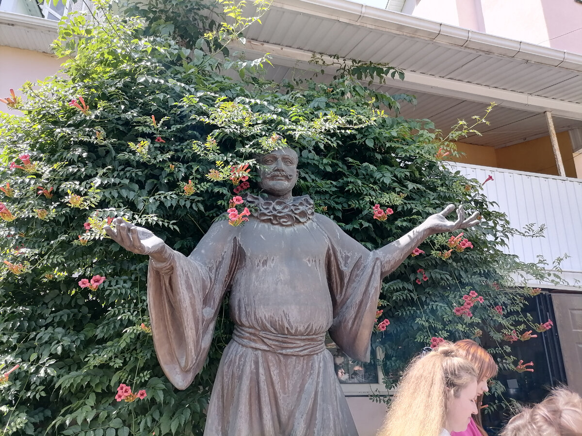 памятник Анатолию Дурову должен был стоять на площади около Цирка. Но... как всегда, у администрации что-то не сложилось, денег не нашли. Так и стоит памятник у дома своего создателя 