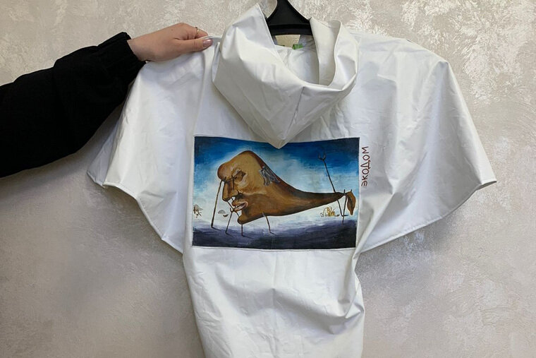    Школьники создали целую коллекцию мерча