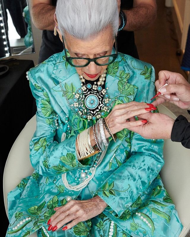Айрис Апфель, американский коллекционер и дизайнер. 101 год. Фото: @iris.apfel, 17.03.2023 