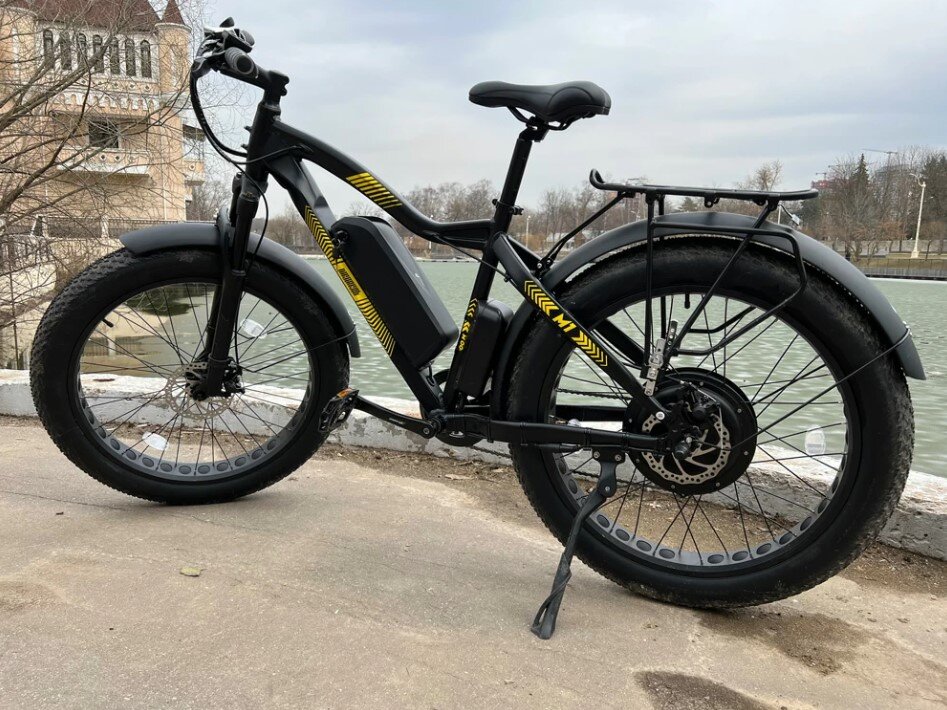 Электрофэтбайку все нипочем; он без труда на своих широченных покрышках преодолевает любую грязь, рыхлый грунт, песок, различные кочки, траву, корни деревьев, заснеженные дороги