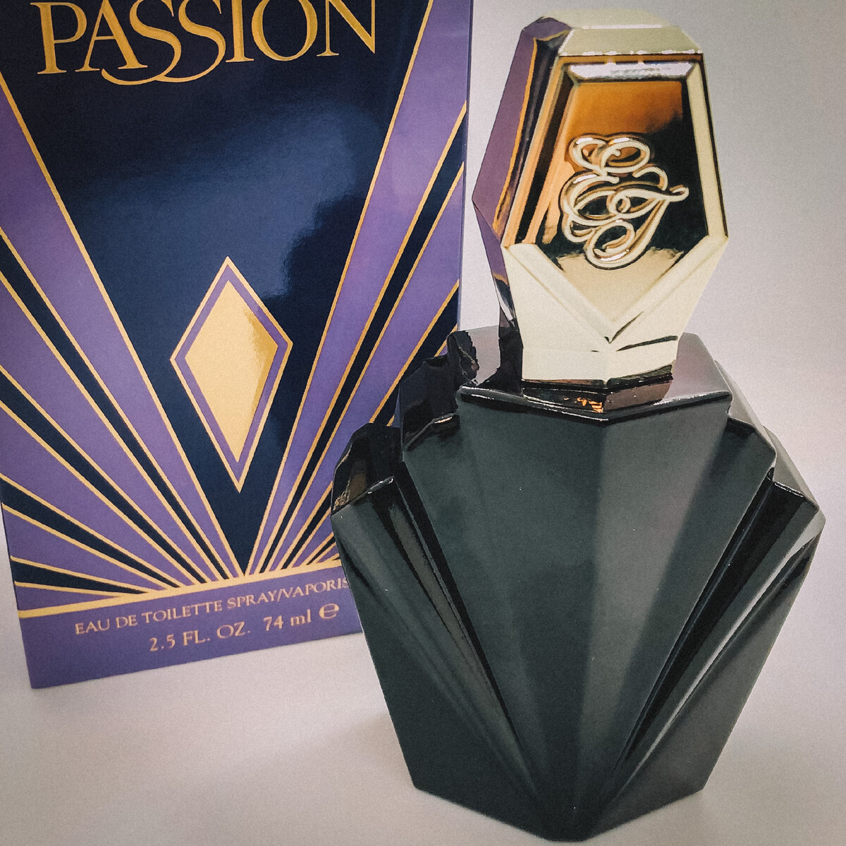 При всем своем роскошестве Elizabeth Taylor Passion относится не к самому широкому мидл-маркету от селебрити. Этот аромат не подделывают, но познакомится 