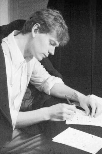 Сергей Есенин (1895-1925) известный русский поэт. Он стал знаменитым уже в юном возрасте благодаря своим стихотворениям. 
Есенин был известен своим бурным и скандальным образом жизни. Он вел активную жизнь, путешествовал по Европе, а его личные отношения с женщинами, включая брак с балериной Айседорой Дункан, привлекали к себе внимание общественности.

По некоторым версиям, его жизнь окончилась трагически - он был найден повешенным в гостинице в Ленинграде. Однако, по-прежнему существуют дискуссии относительно его смерти, и официальной версии нет.

Стихотворения Есенина переводились на множество языков, и он приобрел мировую известность. В своих стихах он обращался к темам родины, любви, природы, что делает его творчество узнаваемым и понятным для многих читателей.
#егэлитература2024 #экзамен #литература #Есенин #ЛитературныеВпечатления