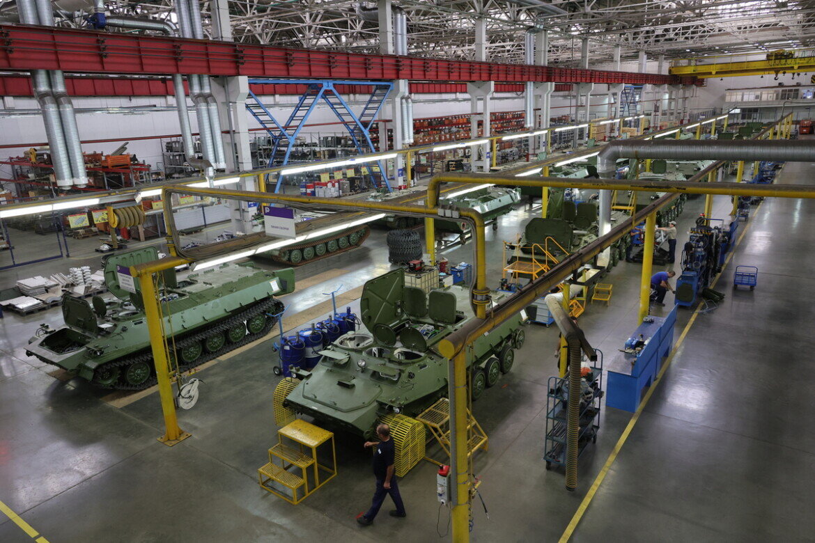 Шойгу особое внимание уделил производству многоцелевых бронетранспортеров МТ-ЛБФото: function.mil.ru