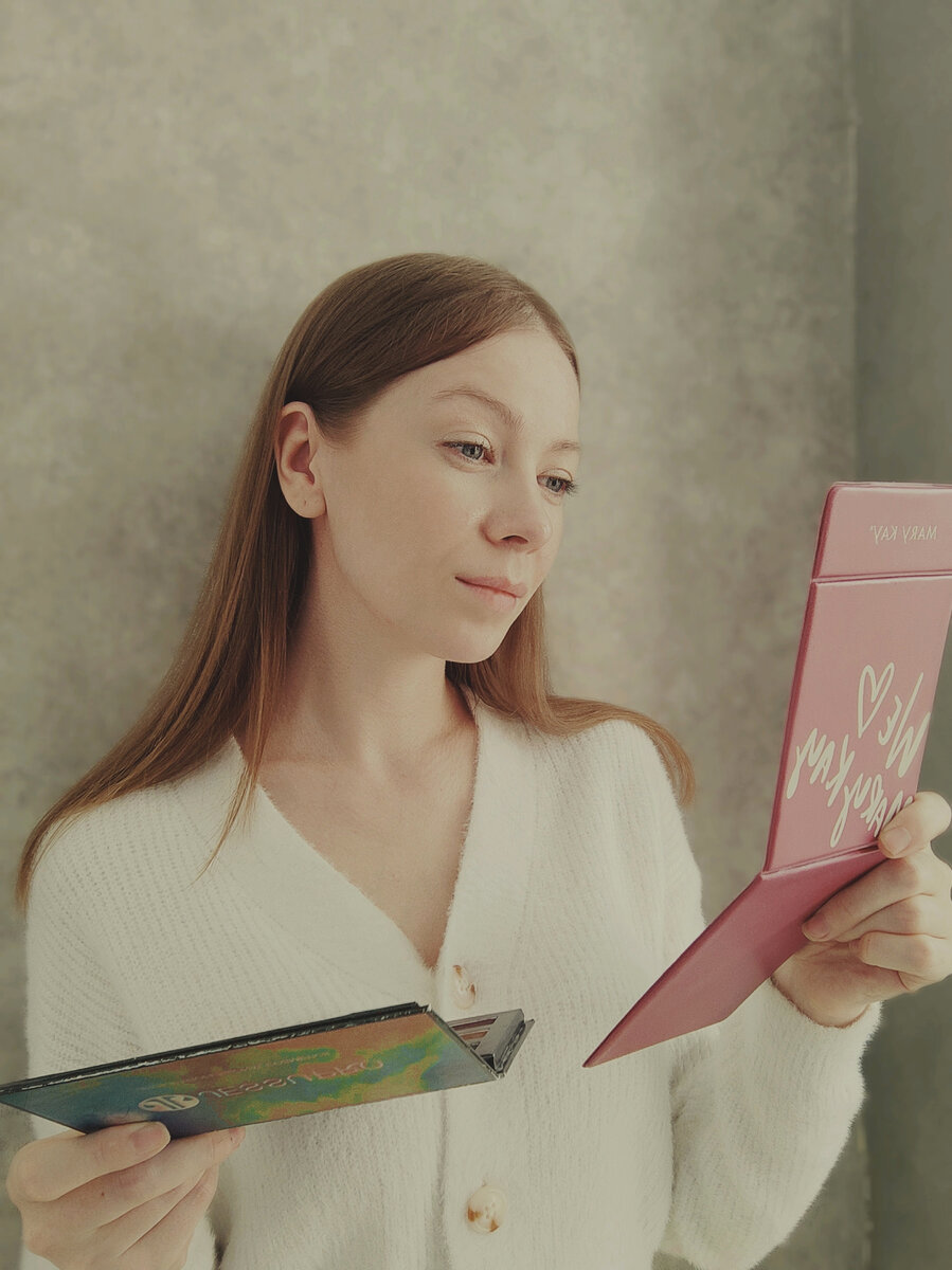 Свет мой зеркальце скажи, я ведь и так хорошо выгляжу или всё - таки сделать полноценный макияж? На фото я в раздумьях смотрюсь в зеркало, фото автора статьи 