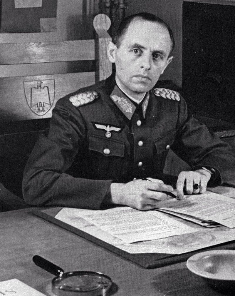 Рейнхард Гелен (нем. Reinhard Gehlen; 3 апреля 1902, Эрфурт — 8 июня 1979, Мюнхен) — немецкий военный деятель, генерал-лейтенант (c 9 апреля 1945) вермахта в период Второй мировой войны, один из руководителей разведки на Восточном фронте.                 1 апреля 1942 года был назначен начальником 12-го отдела Генштаба «Иностранные армии Востока», который занимался армейской разведкой в отношении Красной Армии. В ведении Гелена находилась оперативная разведка на советско-германском фронте. Его служба работала параллельно с другими немецкими спецслужбами — абвером адмирала Вильгельма Канариса (в подчинении 1-го отдела абвера) и политической разведкой Вальтера Шелленберга.