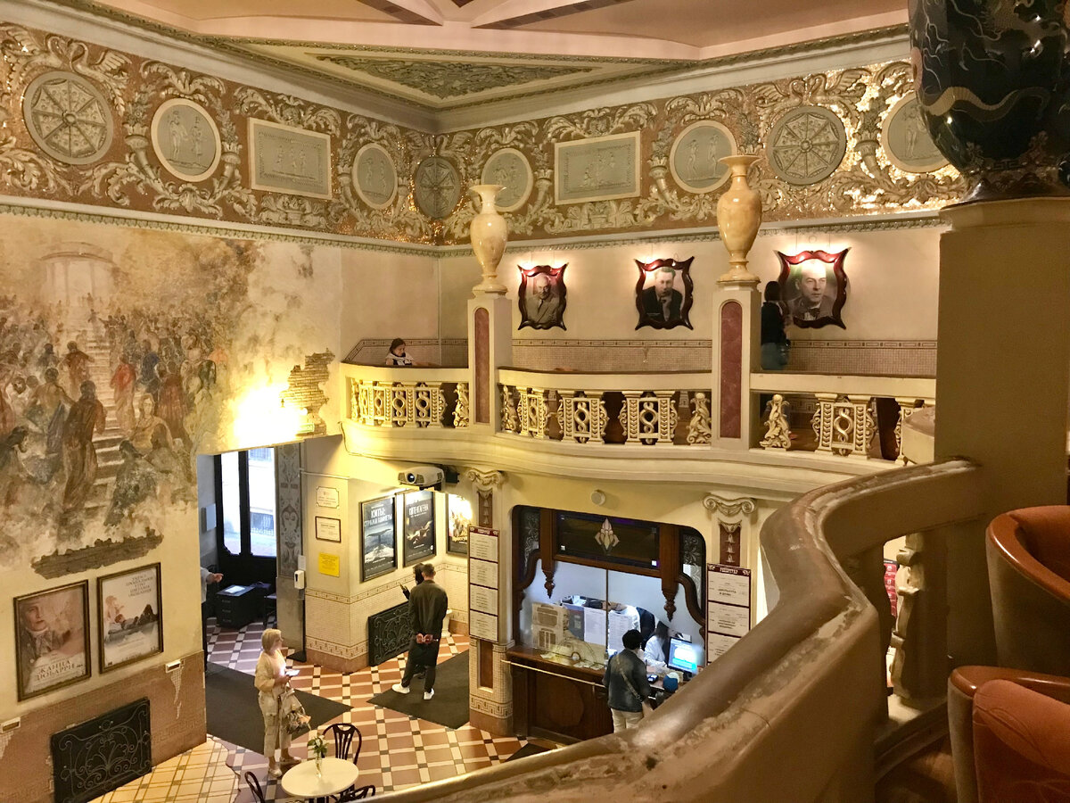 В фойе кинотеатра