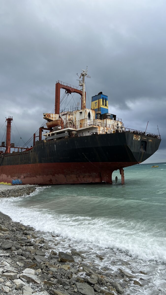 Сухогруз Рио севший на мель
