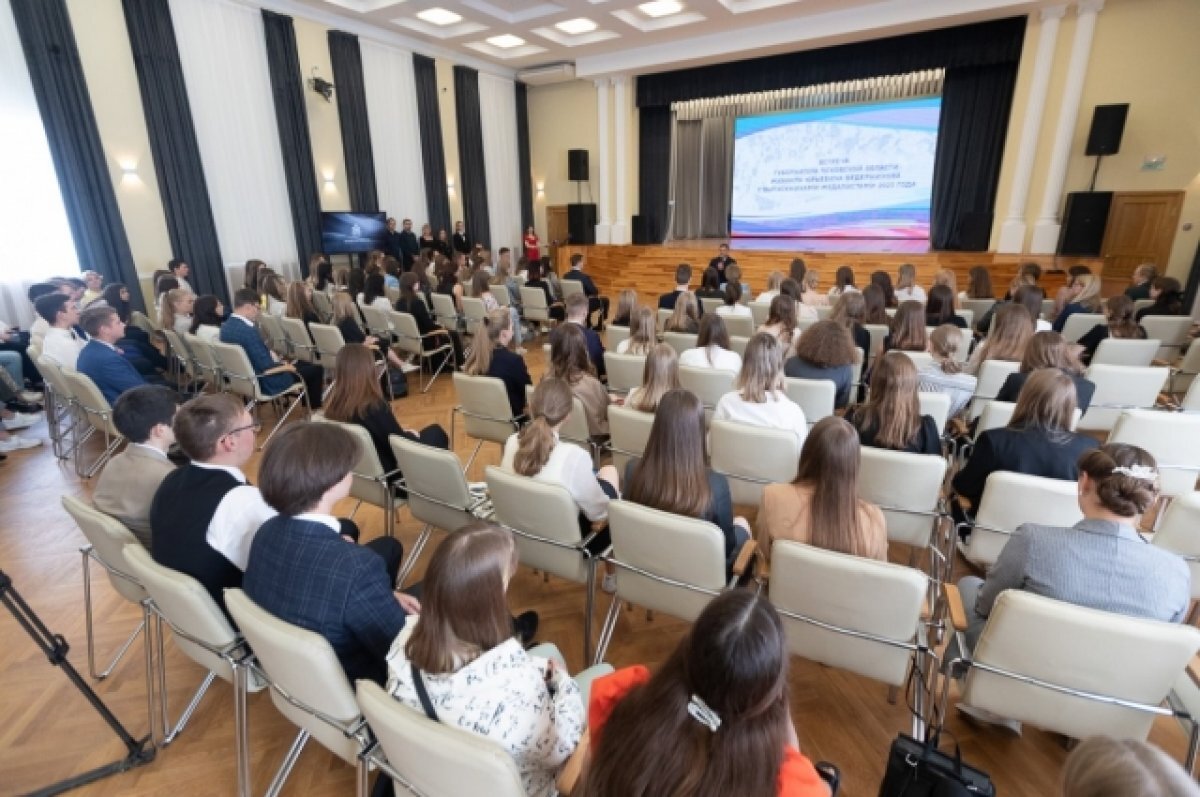    Псковский губернатор встретился с выпускниками-медалистами