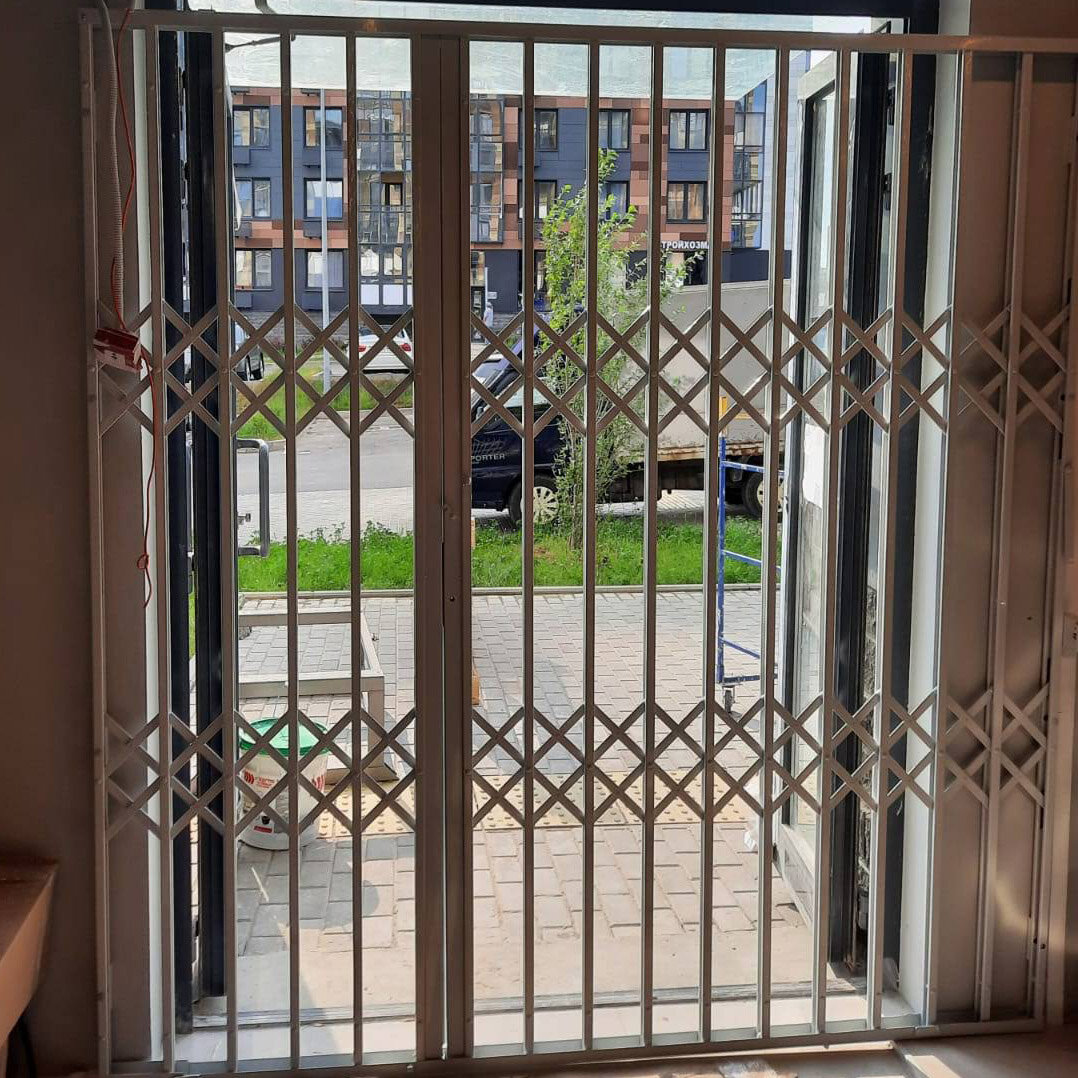 Асимметричная защитная металлическая раздвижная решетка для салона красоты.