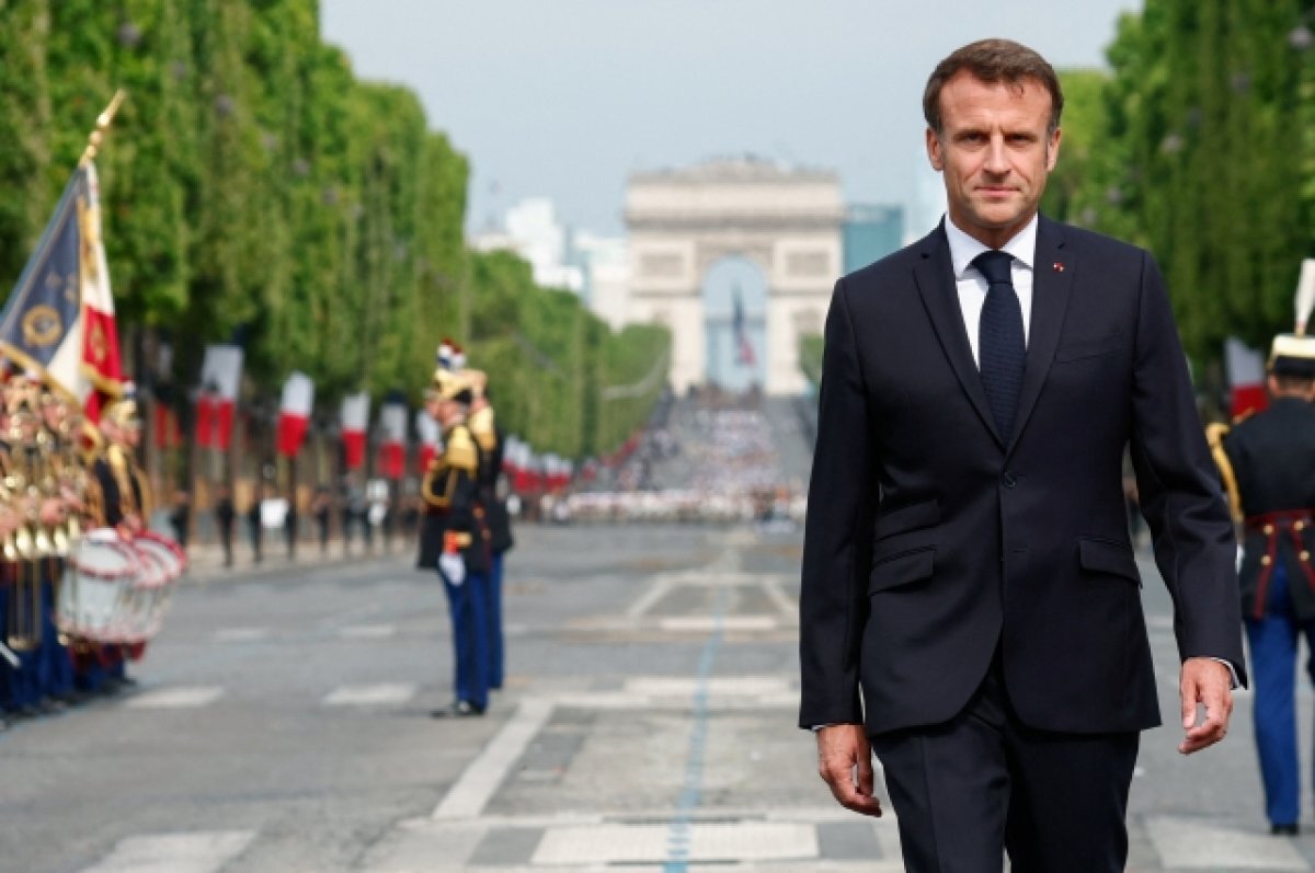    BFM TV: Макрона освистали во время военного парада в День взятия Бастилии