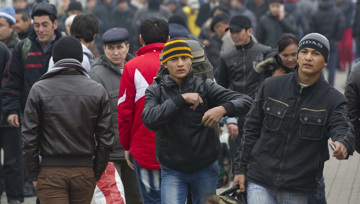 мигранты таджикистана. миграция таджикистана. таджики в москве. мигранты деньги. трудовая миграция кыргызстанцы в москве.