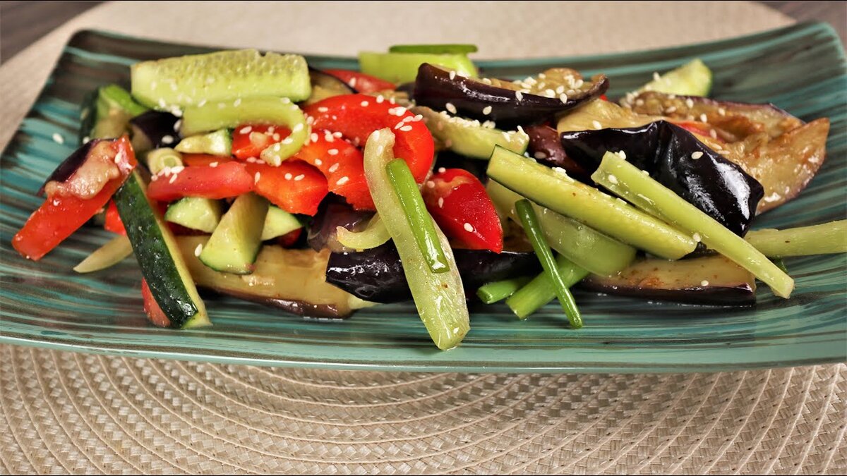 Хотите приготовить на повседневный стол вкусный овощной салат? Тогда этот рецепт точно для вас. Ведь сегодня мы будем готовить закусочный салат из жареных баклажанов.