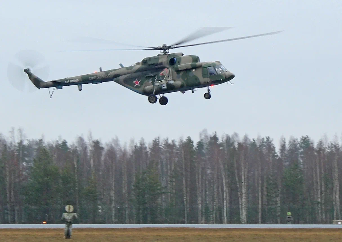 Посадка на полосу вертолёта Ми-8